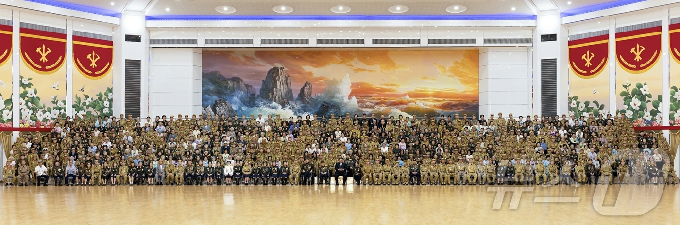 (평양 노동신문=뉴스1) = 북한 노동당 기관지 노동신문은 29일 김정은 노동당 총비서가 전날 조국해방전쟁승리 73주년 경축행사에 참가한 전쟁노병과 전시공로자들을 만나 기념사진을 …