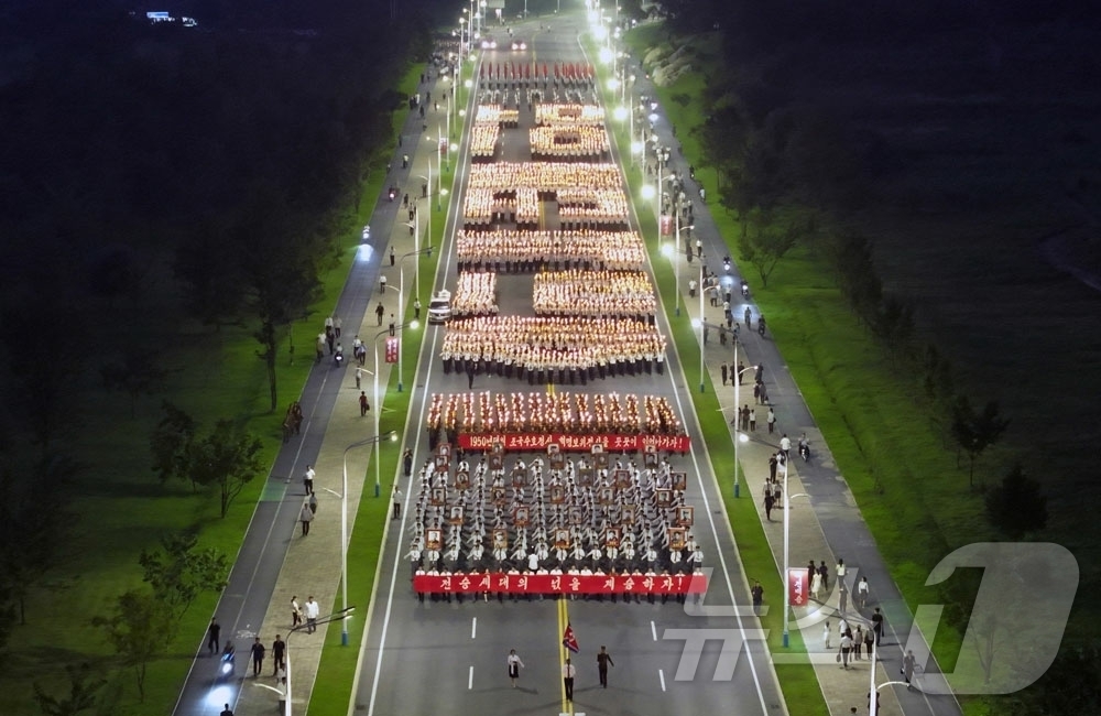 (평양 노동신문=뉴스1) = 북한 노동당 기관지 노동신문은 29일 전승세대의 넋을 이어나가기 위한 청년전위들의 결의모임과 행진이 전날 평양에서 진행됐다고 보도했다. 신문은 참가자들 …