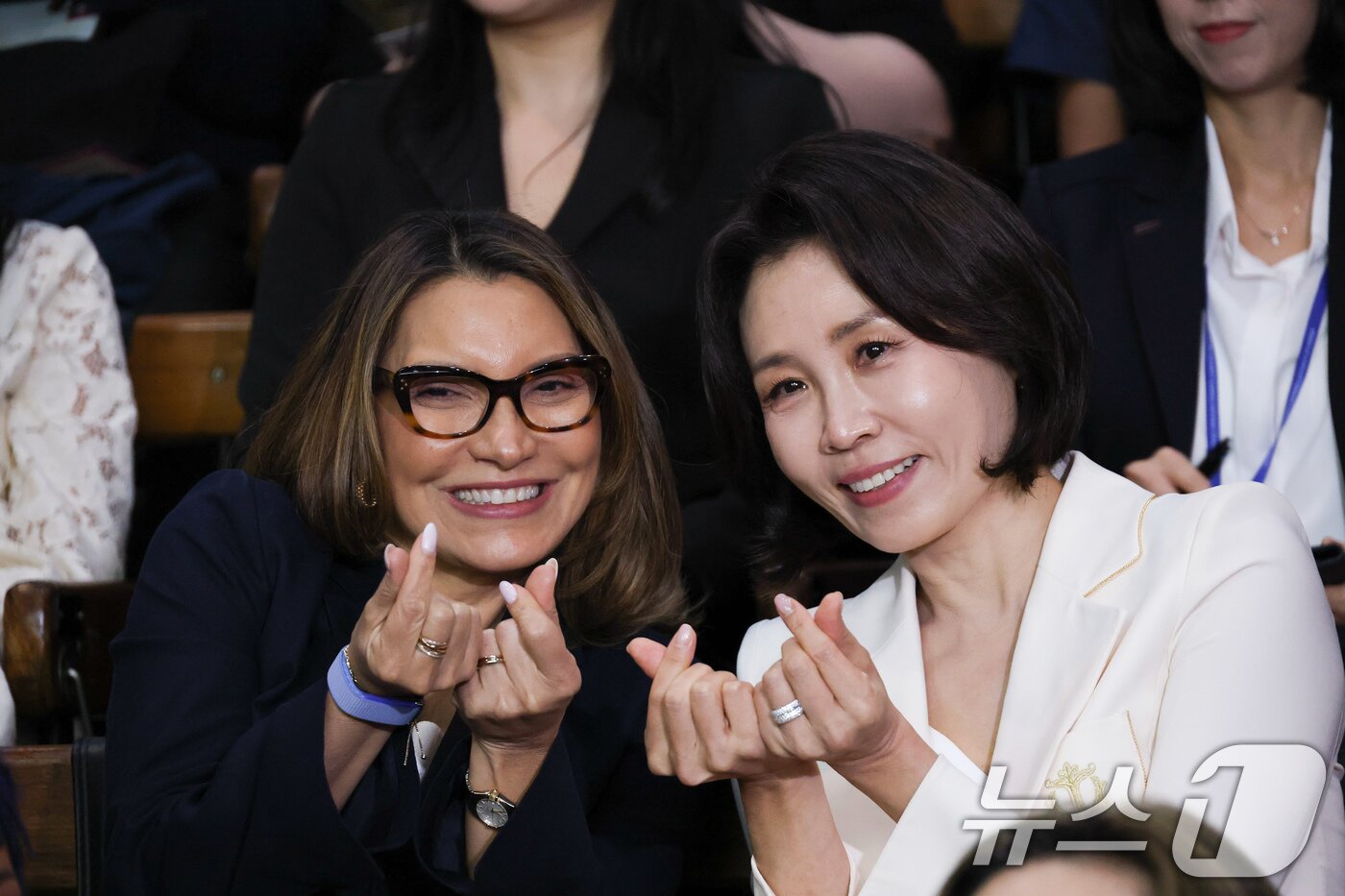 본문 이미지 - 김혜경 여사와 호잔젤라 다시우바 여사가 28일(현지시간) 브라질 상파울루 시립문화센터에서 열린 한국영화제 특별세션에서 기념촬영을 하고 있다. 2026.7.29 ⓒ 뉴스1 허경 기자