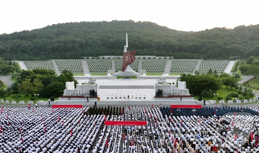 (평양 노동신문=뉴스1) = 북한 노동당 기관지 노동신문은 29일 전승세대의 넋을 이어나가기 위한 청년전위들의 결의모임이 전날 평양 조국해방전쟁참전열사묘 앞에서 진행됐다고 보도했다 …