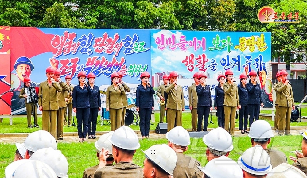 (평양 노동신문=뉴스1) = 북한 노동당 기관지 노동신문은 29일 남포시당위원회 일꾼(간부)들과 가족들이 대안구역 지방발전 정책 대상 건설장에서 경제선동 활동과 노력 지원을 진행했 …