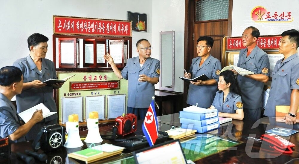 본문 이미지 - (평양 노동신문=뉴스1) = 북한 노동당 기관지 노동신문은 29일 각급 기관과 단위에서 준법 기풍을 확립하기 위한 교육을 강화하고 있다고 보도했다. [국내에서만 사용가능. 재배포 금지. DB 금지. For Use Only in the Republic of Korea. Redistribution Prohibited] rodongphoto@news1.kr