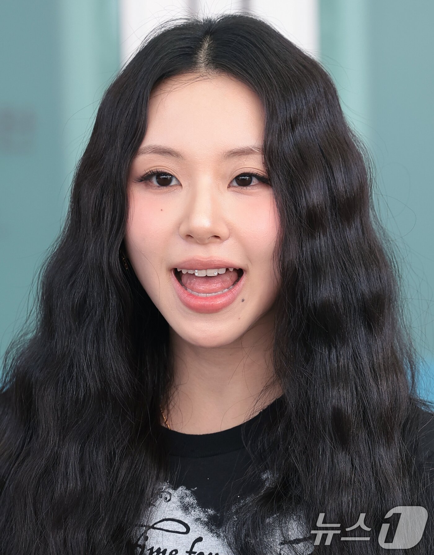 본문 이미지 - 트와이스(TWICE) 채영이 해외 일정을 위해 29일 오전 인천공항을 통해 말레이시아로 출국하기 전 인사를 하고 있다. ⓒ 뉴스1 권현진 기자