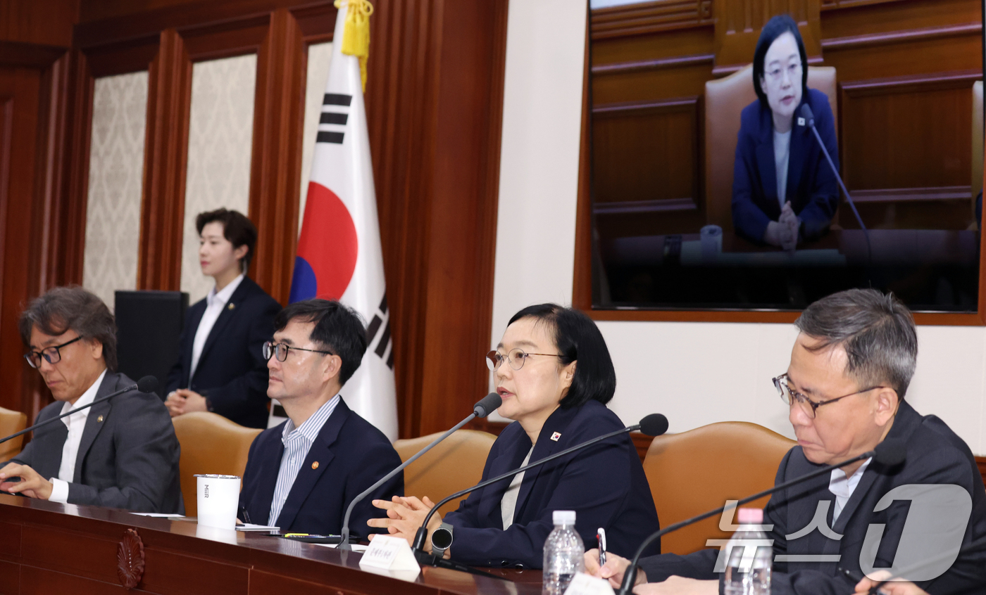 (서울=뉴스1) 김명섭 기자 = 한성숙 국무총리가 29일 오전 서울 종로구 세종대로 정부서울청사에서 열린 비상경제 점검회의에서 모두 발언을 하고 있다.  2026.7.29/뉴스1