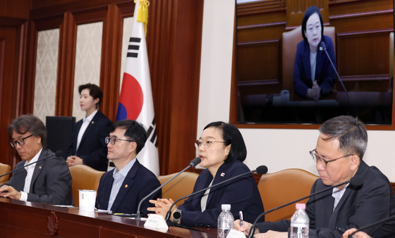 비상경제점검회의 주재하는 한성숙 총리