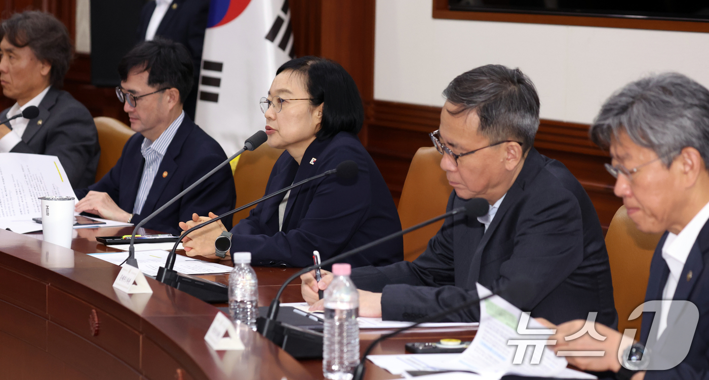 (서울=뉴스1) 김명섭 기자 = 한성숙 국무총리가 29일 오전 서울 종로구 세종대로 정부서울청사에서 열린 비상경제 점검회의에서 모두 발언을 하고 있다.  2026.7.29/뉴스1