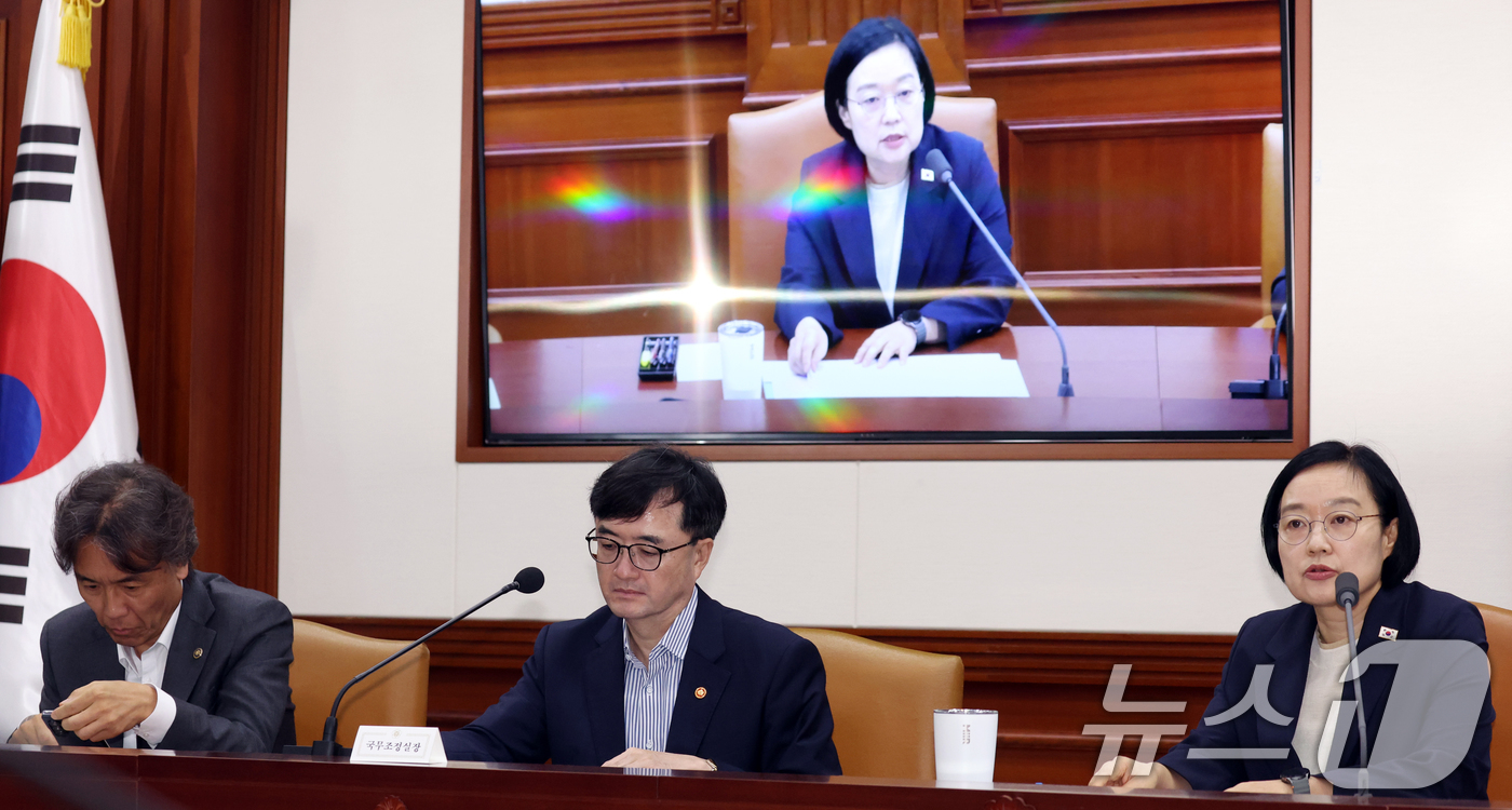 (서울=뉴스1) 김명섭 기자 = 한성숙 국무총리가 29일 오전 서울 종로구 세종대로 정부서울청사에서 열린 비상경제 점검회의에서 모두 발언을 하고 있다.  2026.7.29/뉴스1