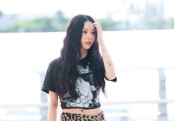 채영, 호피무늬 치마에 섹시 복근