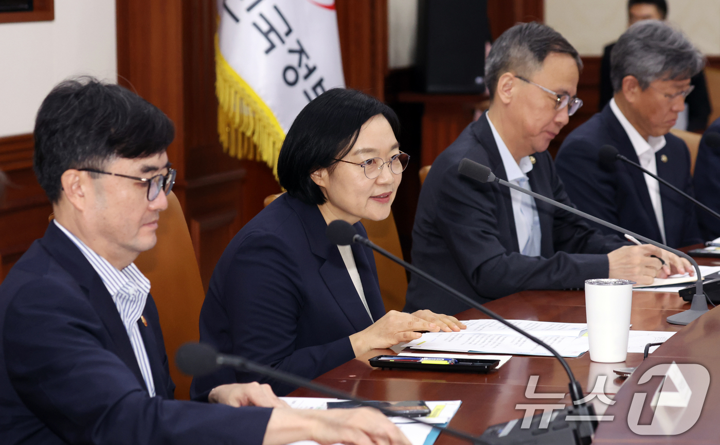 (서울=뉴스1) 김명섭 기자 = 한성숙 국무총리가 29일 오전 서울 종로구 세종대로 정부서울청사에서 열린 비상경제 점검회의에서 모두 발언을 하고 있다.  2026.7.29/뉴스1