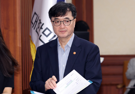 비상경제 점검회의 참석하는 임기근 국무조정실장
