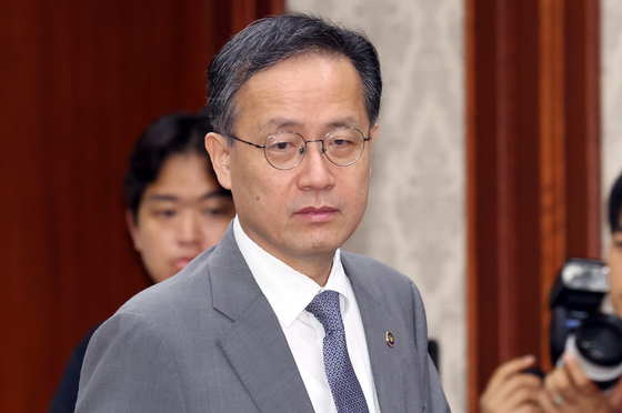 비상경제점검회의 참석하는 이형일 차관