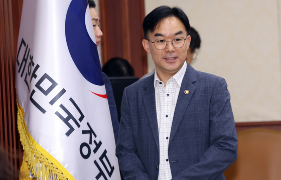 비상경제점검회의 참석하는 채이배 실장
