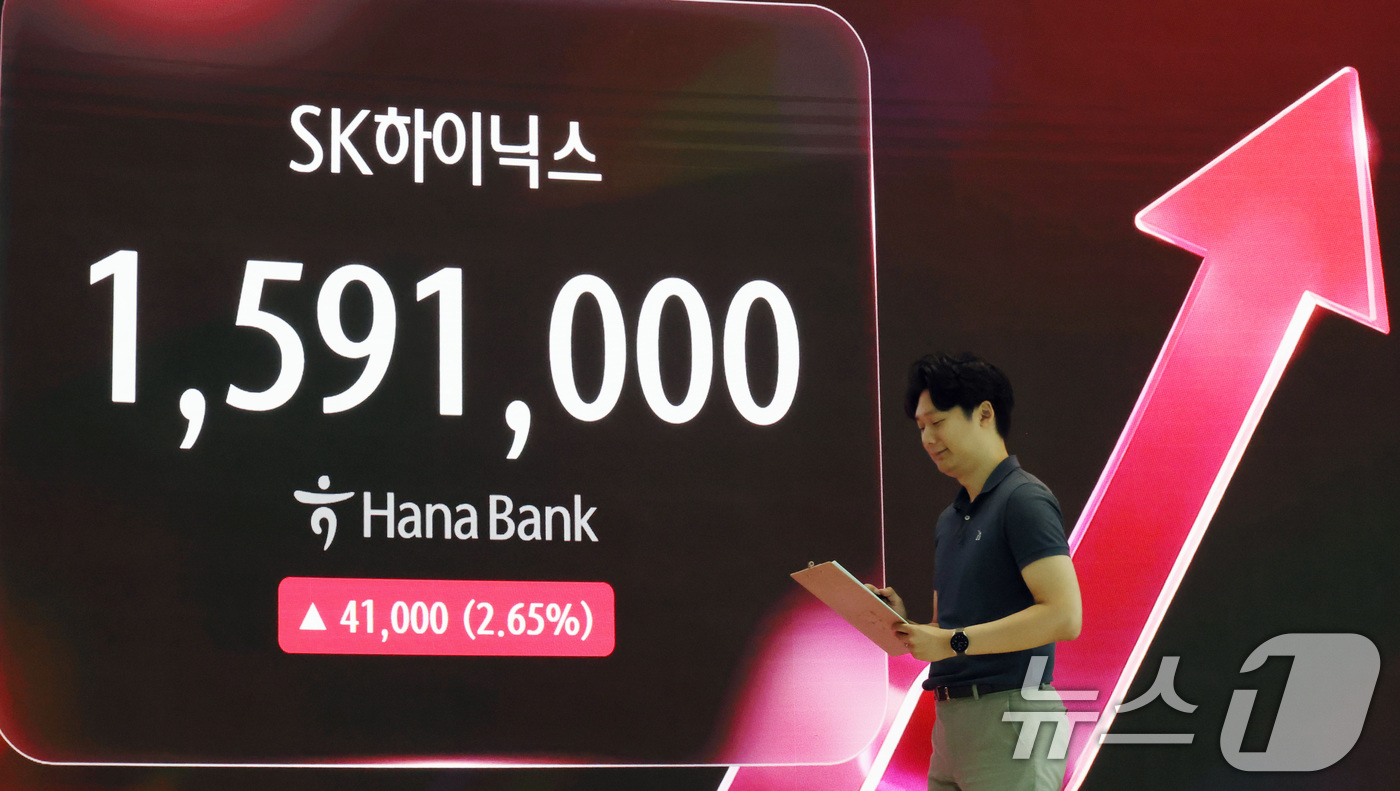 (서울=뉴스1) 임세영 기자 = 29일 서울 중구 하나은행 딜링룸 전광판에 SK하이닉스 주가가 나타나고 있다.이날 코스피·코스닥지수가 각각 전일 종가와 비교해 65.45p(1.09 …