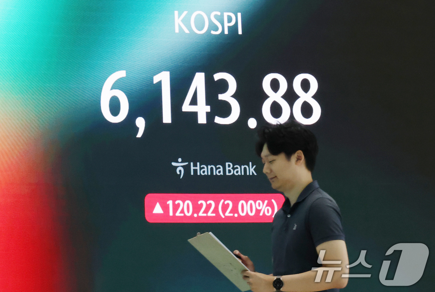 (서울=뉴스1) 임세영 기자 = 29일 서울 중구 하나은행 딜링룸 전광판에 코스피 지수가 나타나고 있다.이날 코스피·코스닥지수가 각각 전일 종가와 비교해 65.45p(1.09%) …