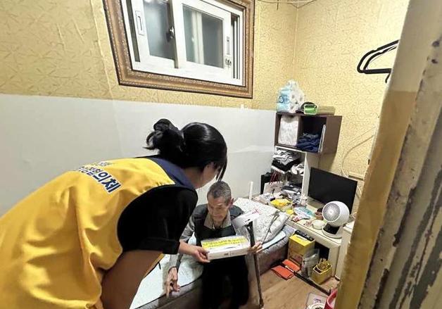 용산구, 남영동 저소득 100가구에 청소·건강·위생용품 지원