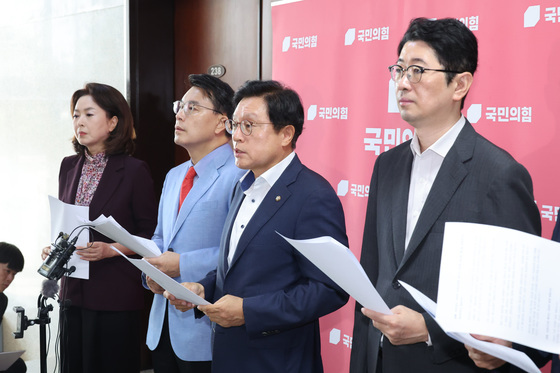 여야 법사위 장외 신경전…"들러리로 세워"vs"13회 국힘이 외면"(종합)