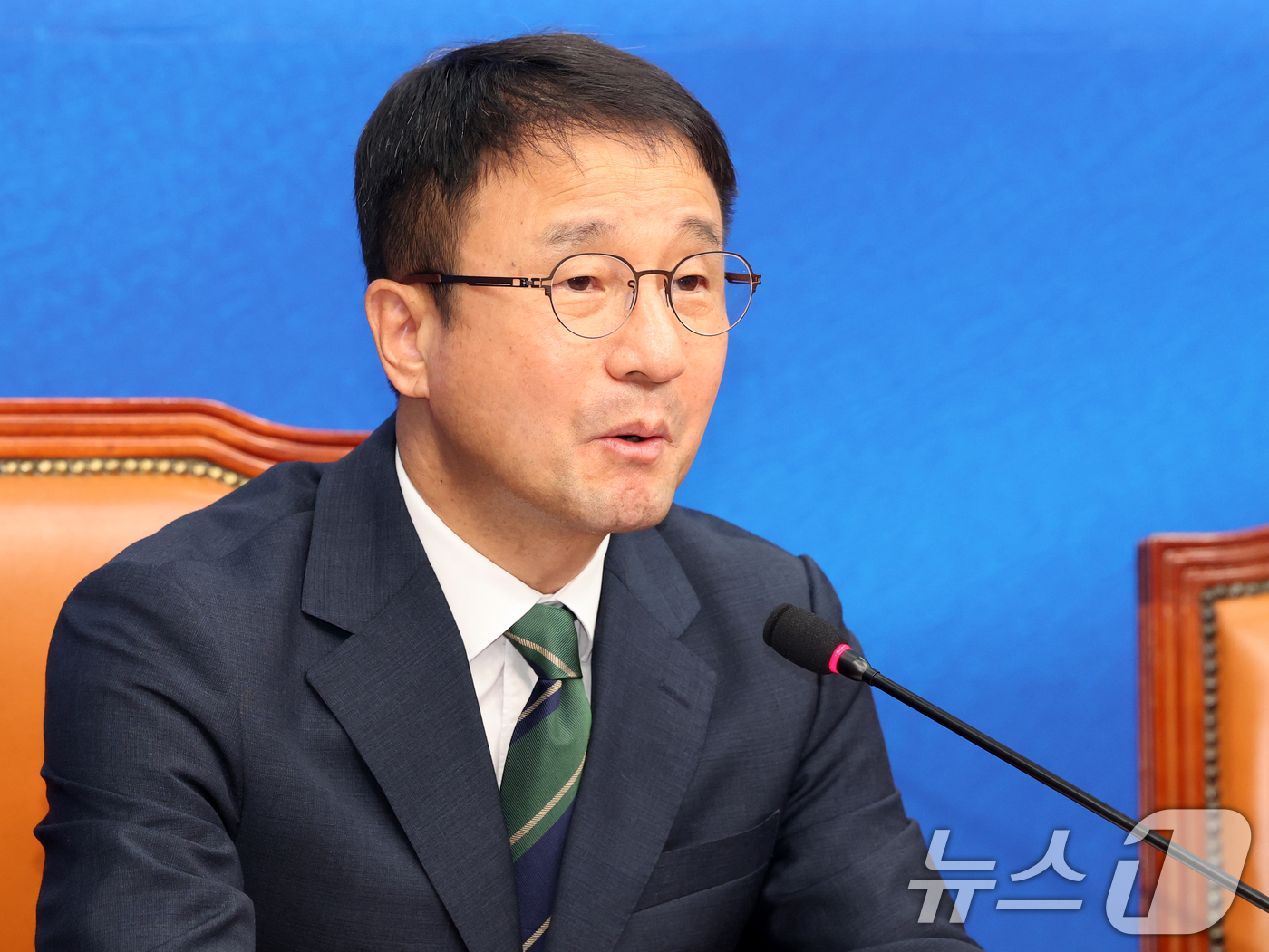 (서울=뉴스1) 황기선 기자 = 한병도 더불어민주당 대표 직무대행 겸 원내대표가 29일 오전 서울 여의도 국회에서 열린 최고위원회의에서 모두발언을 하고 있다.  2026.7.29/ …