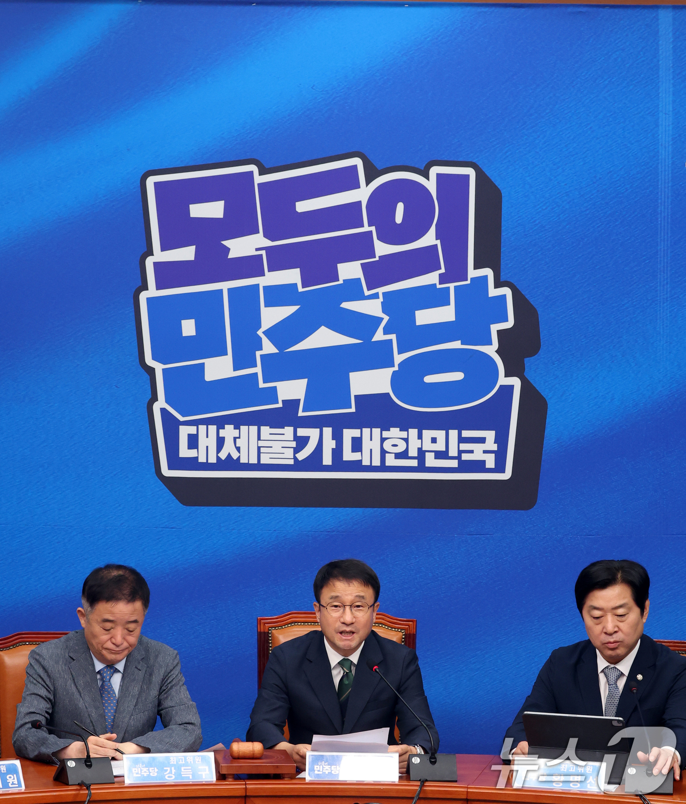 (서울=뉴스1) 황기선 기자 = 한병도 더불어민주당 대표 직무대행 겸 원내대표가 29일 오전 서울 여의도 국회에서 열린 최고위원회의에서 모두발언을 하고 있다.  2026.7.29/ …