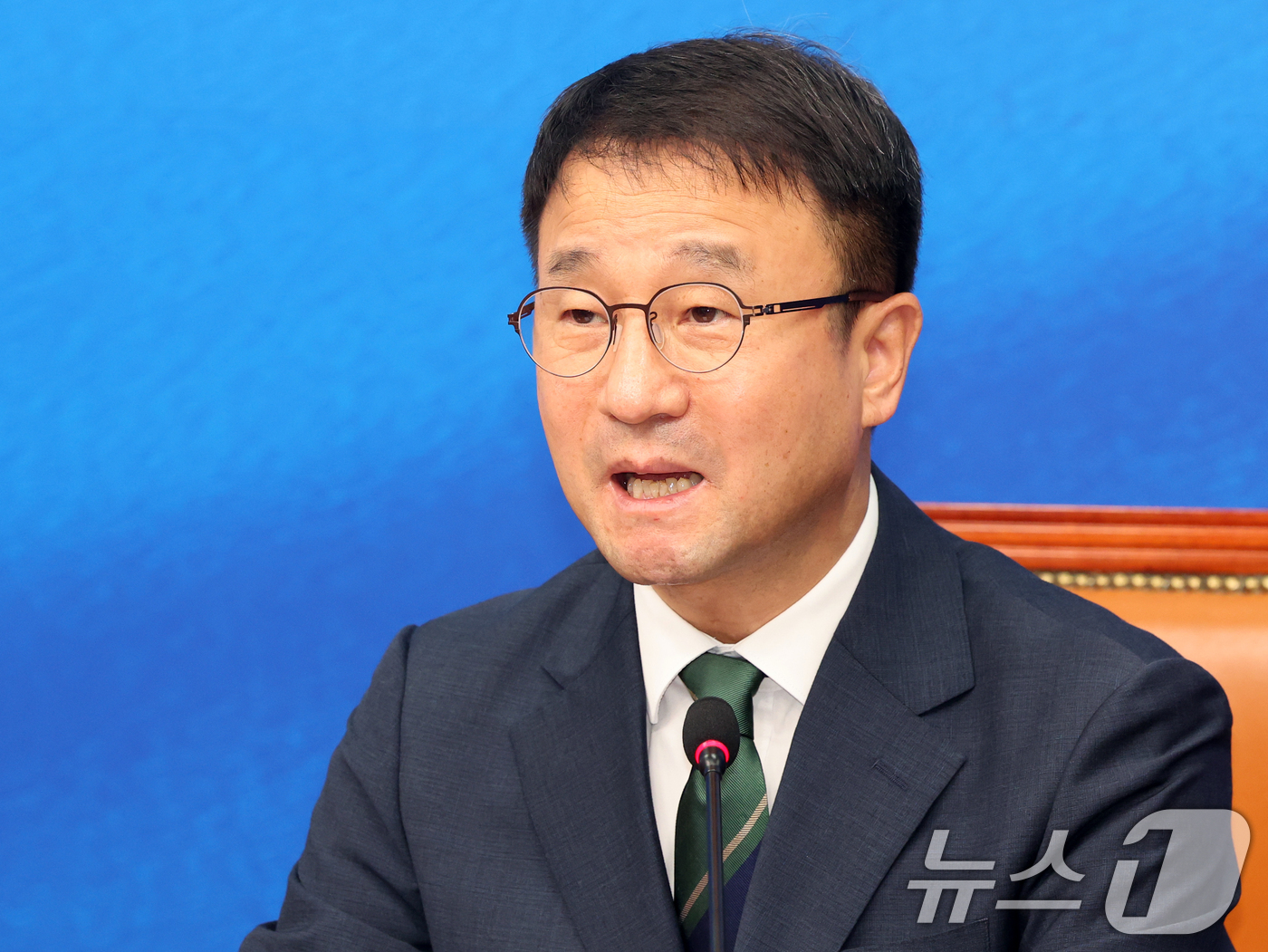 (서울=뉴스1) 황기선 기자 = 한병도 더불어민주당 대표 직무대행 겸 원내대표가 29일 오전 서울 여의도 국회에서 열린 최고위원회의에서 모두발언을 하고 있다.  2026.7.29/ …