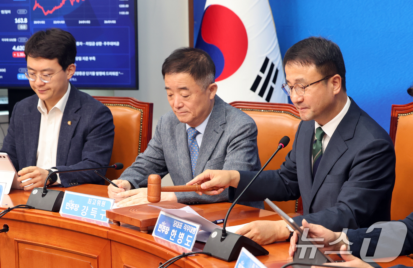 (서울=뉴스1) 황기선 기자 = 한병도 더불어민주당 대표 직무대행 겸 원내대표가 29일 오전 서울 여의도 국회에서 열린 최고위원회의에서 의사봉을 두드리고 있다. 2026.7.29/ …