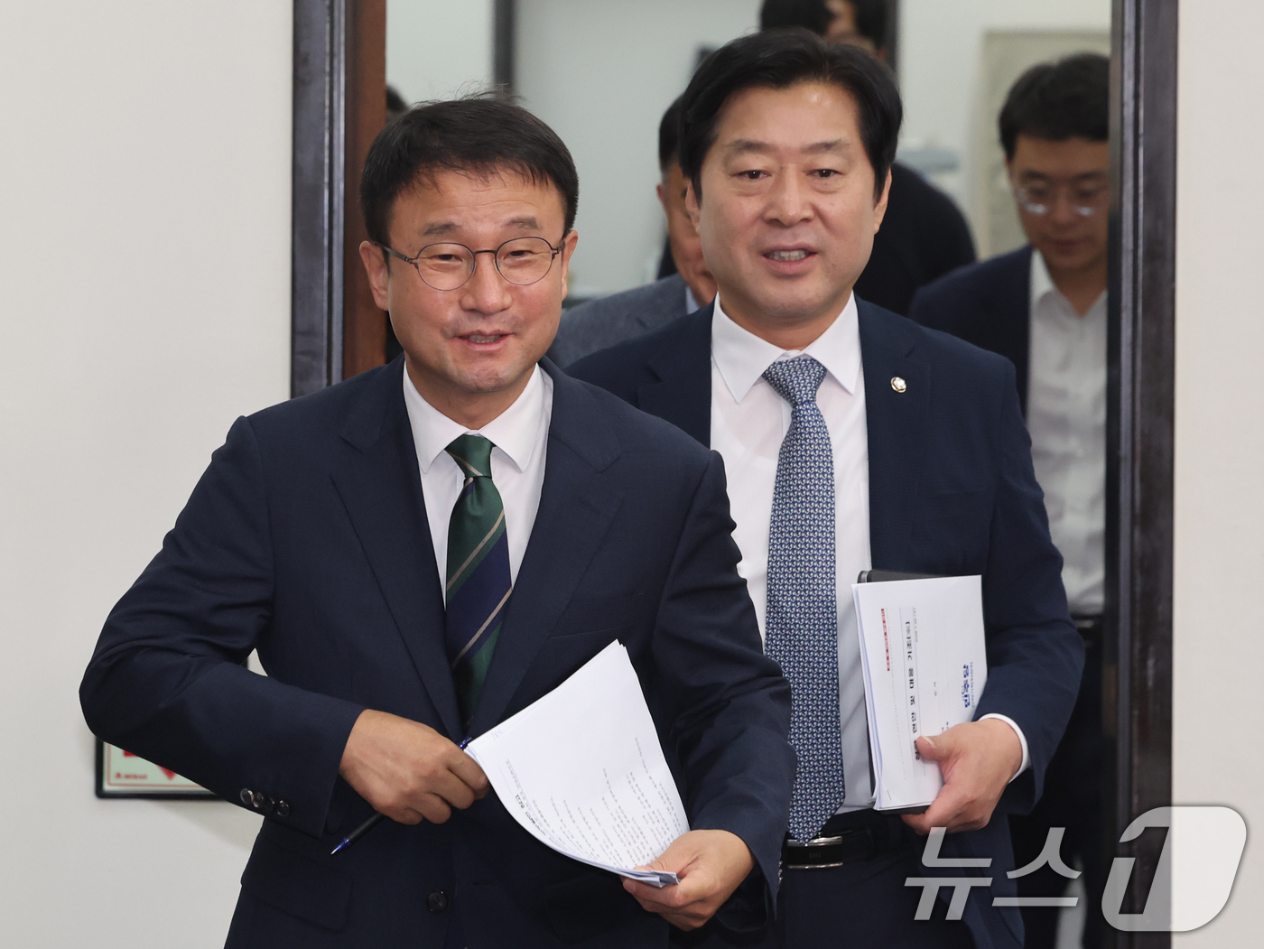 (서울=뉴스1) 황기선 기자 = 한병도 더불어민주당 대표 직무대행 겸 원내대표가 29일 오전 서울 여의도 국회에서 열린 최고위원회의에 참석하고 있다.  2026.7.29/뉴스1