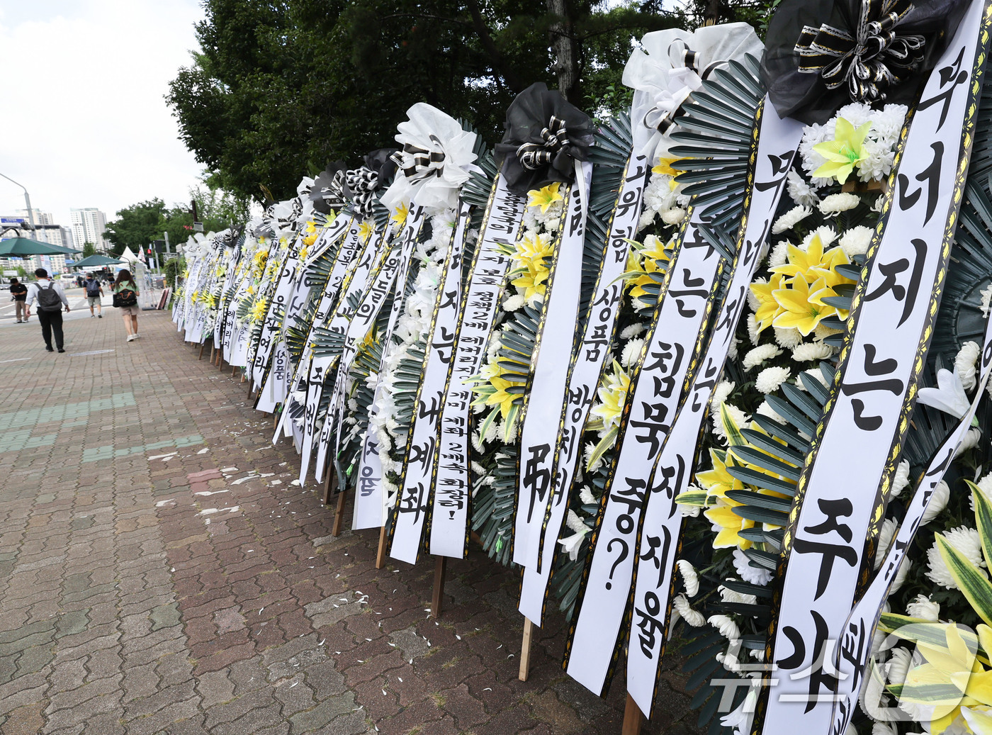(서울=뉴스1) 이종수 기자 = 29일 서울 여의도 국회의사당 정문 앞에 주식시장 정상화를 위한 모임이 설치한 단일종목 레버리지 ETF 상장 폐지 촉구 근조화환이 설치돼 있다. 2 …