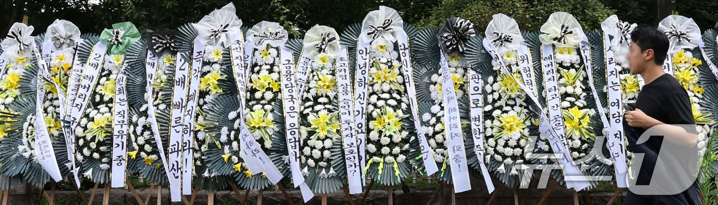 (서울=뉴스1) 이종수 기자 = 29일 서울 여의도 국회의사당 정문 앞에 주식시장 정상화를 위한 모임이 설치한 단일종목 레버리지 ETF 상장 폐지 촉구 근조화환이 설치돼 있다. 2 …