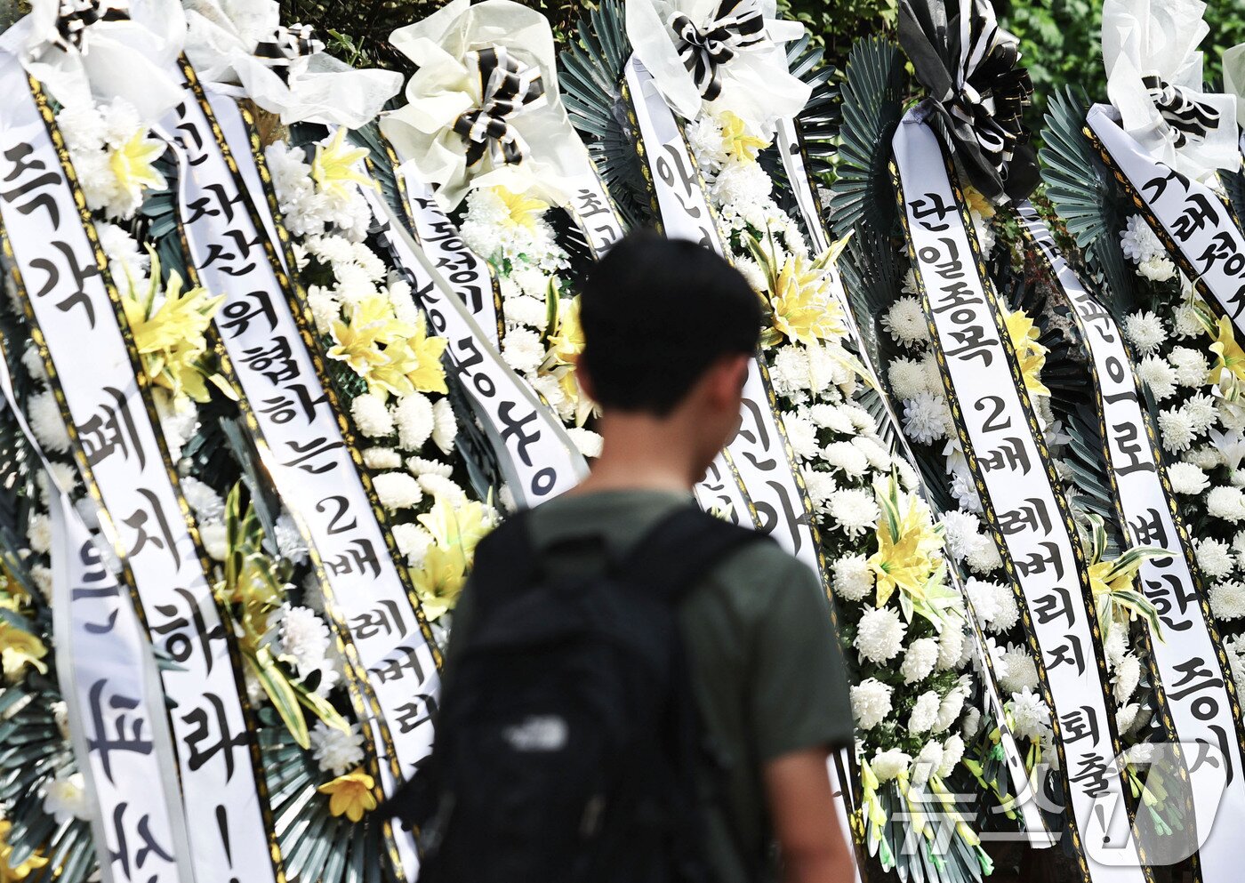 본문 이미지 - 29일 서울 여의도 국회의사당 정문 앞에 주식시장 정상화를 위한 모임이 설치한 단일종목 레버리지 ETF 상장 폐지를 촉구 근조화환이 설치돼 있다. 2026.7.29 ⓒ 뉴스1 이종수 기자