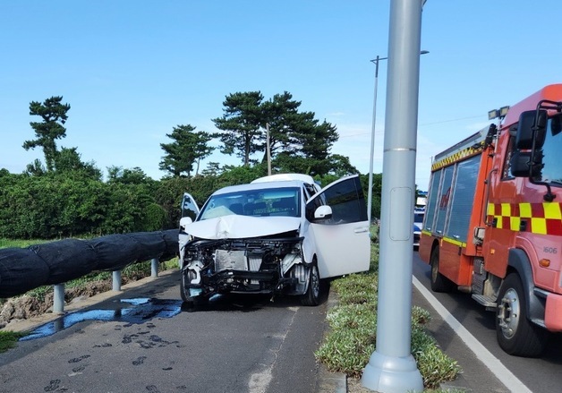 제주서 벨기에 관광객 8명 탄 승합차 가로등 충돌…3명 경상