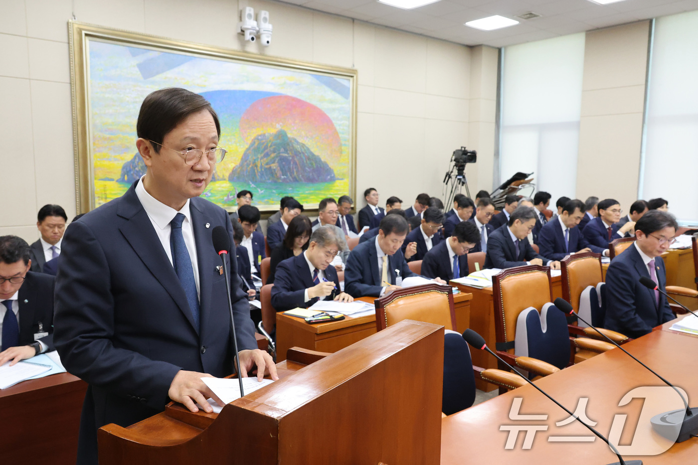 (서울=뉴스1) 신웅수 기자 = 이찬진 금융감독원장이 29일 서울 여의도 국회에서 열린 정무위원회 전체회의에서 업무 보고를 하고 있다. 2026.7.29/뉴스1