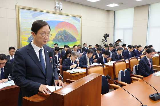 정무위원회 업무보고하는 이찬진 금감원장