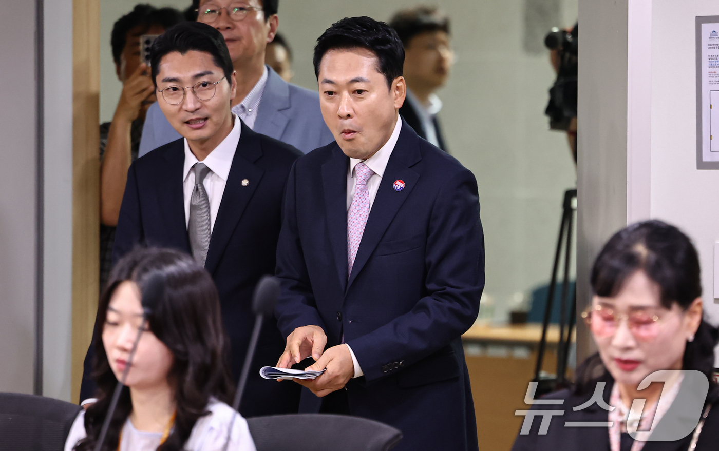(서울=뉴스1) 김도우 기자 = 장동혁 국민의힘 당대표가 29일 서울 여의도 국회 소통관에서 열린 최수진 의원 주최 세미나 '올공 청년들은 말한다'에 참석하고 있다. 2026.7. …