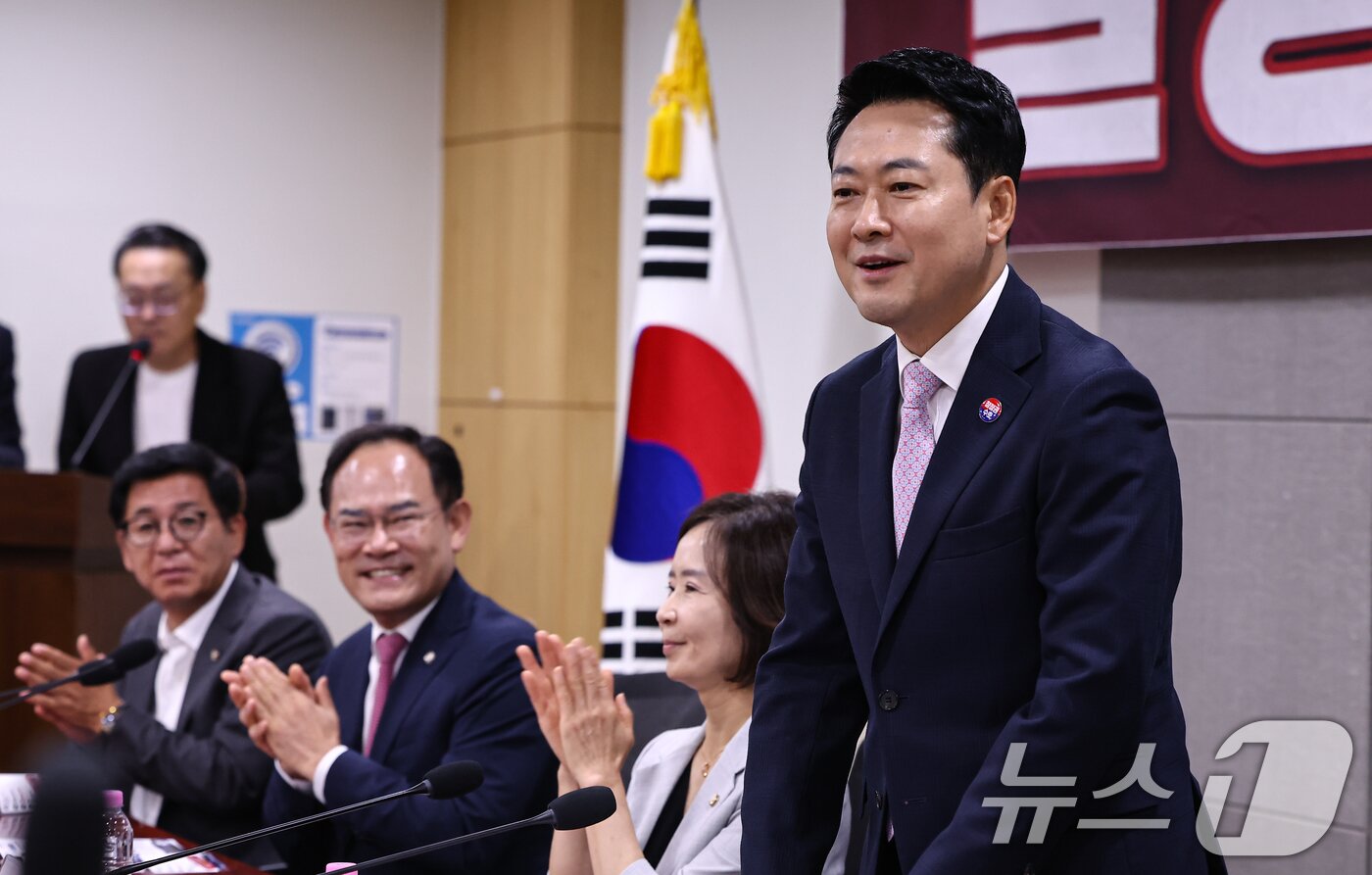 본문 이미지 - 장동혁 국민의힘 당대표가 29일 서울 여의도 국회 소통관에서 열린 최수진 의원 주최 세미나 '올공 청년들은 말한다'에 참석해 인사하고 있다. 2026.7.29 ⓒ 뉴스1 김도우 기자