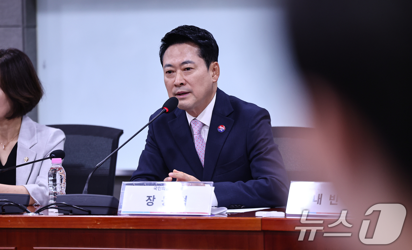 (서울=뉴스1) 김도우 기자 = 장동혁 국민의힘 당대표가 29일 서울 여의도 국회 소통관에서 열린 최수진 의원 주최 세미나 '올공 청년들은 말한다'에 참석해 축사를 하고 있다. 2 …