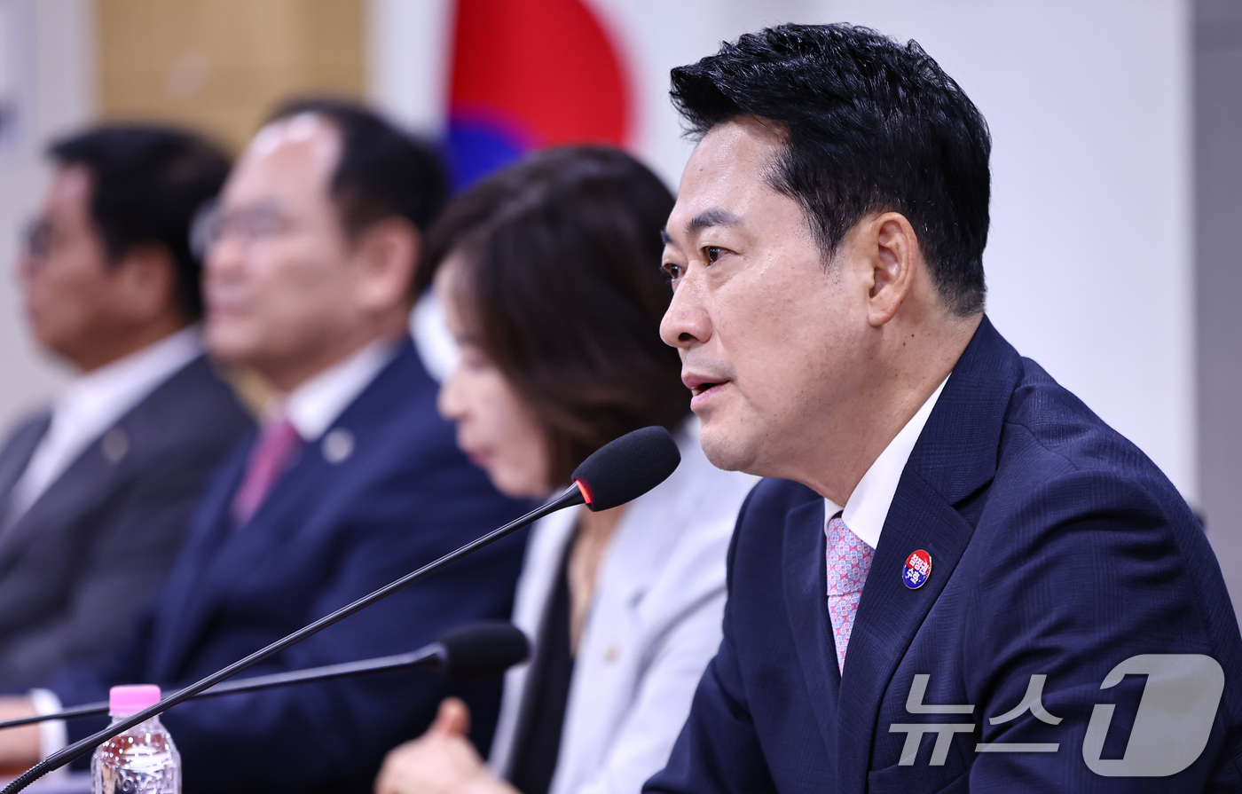(서울=뉴스1) 김도우 기자 = 장동혁 국민의힘 당대표가 29일 서울 여의도 국회 소통관에서 열린 최수진 의원 주최 세미나 '올공 청년들은 말한다'에 참석해 축사를 하고 있다. 2 …