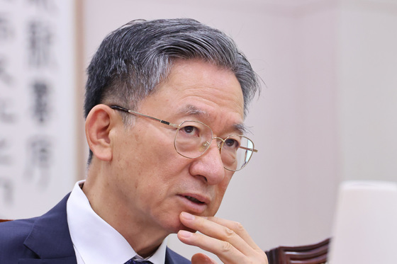 생각 잠긴 정성호 장관
