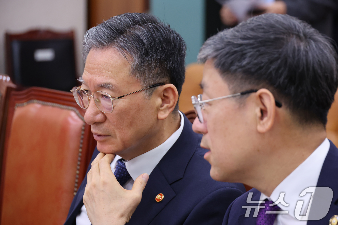 (서울=뉴스1) 신웅수 기자 = 정성호 법무부 장관과 노경필 법원행정처장이 29일 서울 여의도 국회에서 열린 법제사법위원회 전체회의에서 대화하고 있다. 2026.7.29/뉴스1