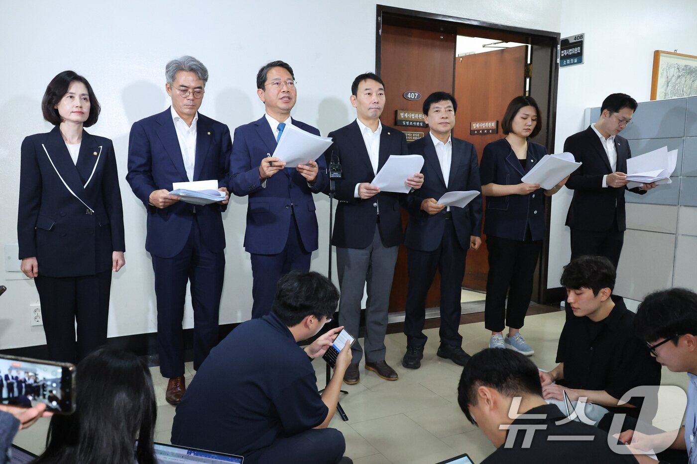 본문 이미지 - 더불어민주당, 조국혁신당, 진보당 소속 법제사법위원들이 29일 서울 여의도 국회에서 형사소송법 관련 국민의힘 기자회견에 대한 입장을 발표하고 있다. 2026.7.29 ⓒ 뉴스1 신웅수 기자