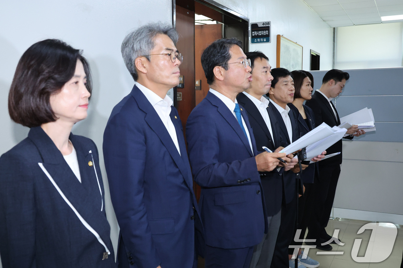 (서울=뉴스1) 신웅수 기자 = 더불어민주당, 조국혁신당, 진보당 소속 법제사법위원들이 29일 서울 여의도 국회에서 형사소송법 관련 국민의힘 기자회견에 대한 입장을 발표하고 있다. …