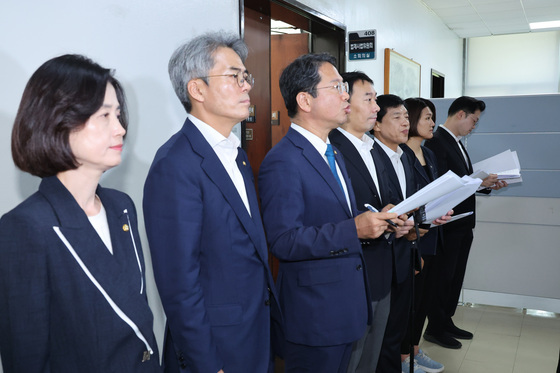 기자회견하는 범여 법사위원들