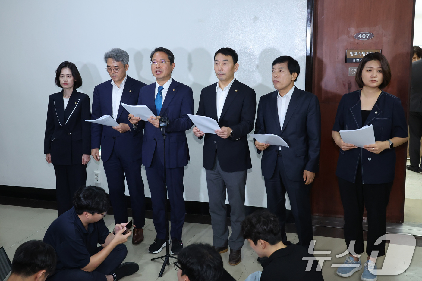 (서울=뉴스1) 신웅수 기자 = 더불어민주당, 조국혁신당, 진보당 소속 법제사법위원들이 29일 서울 여의도 국회에서 형사소송법 관련 국민의힘 기자회견에 대한 입장을 발표하고 있다. …