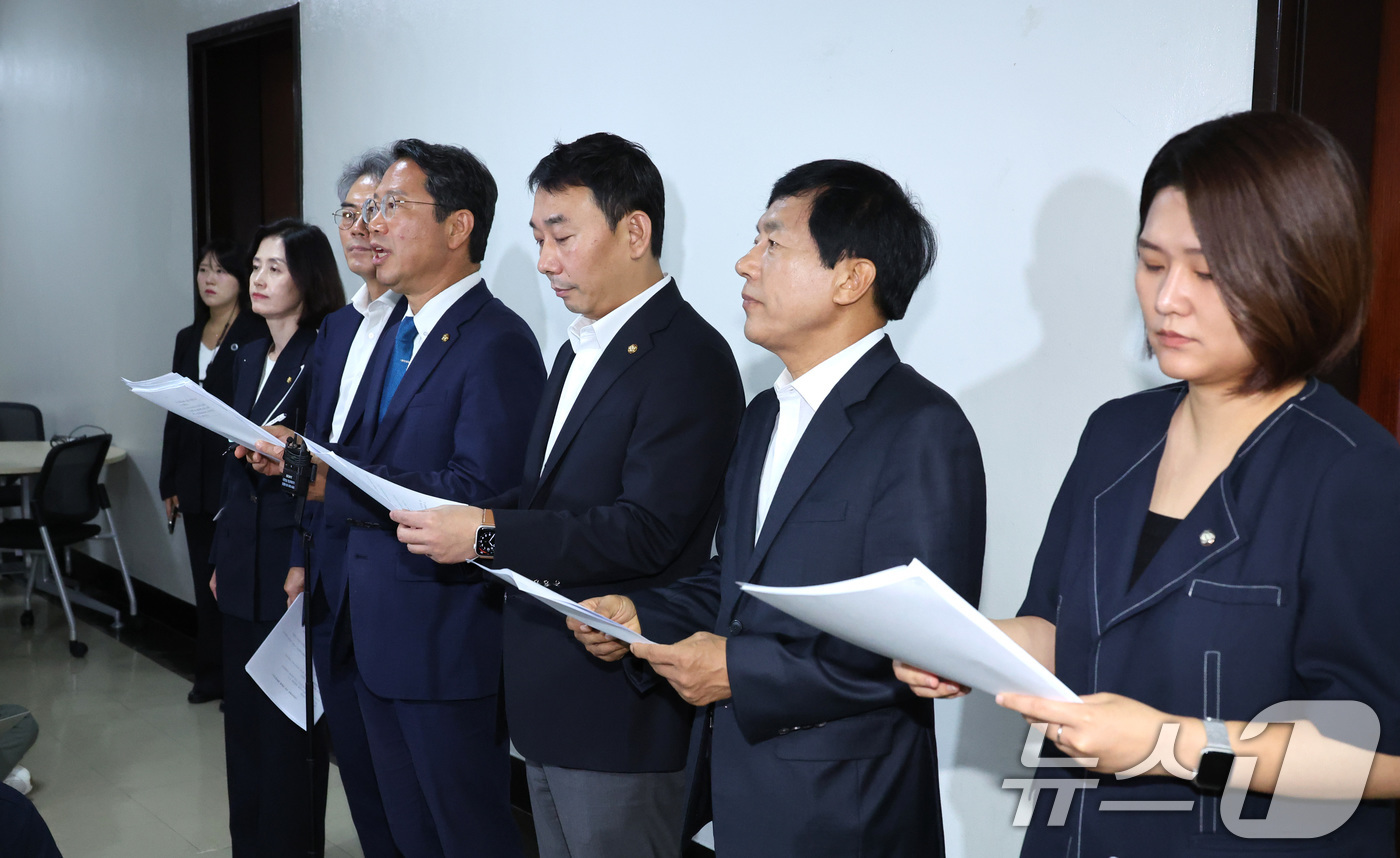 (서울=뉴스1) 신웅수 기자 = 더불어민주당, 조국혁신당, 진보당 소속 법제사법위원들이 29일 서울 여의도 국회에서 형사소송법 관련 국민의힘 기자회견에 대한 입장을 발표하고 있다. …