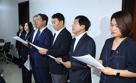 기자회견하는 범여 법사위원들