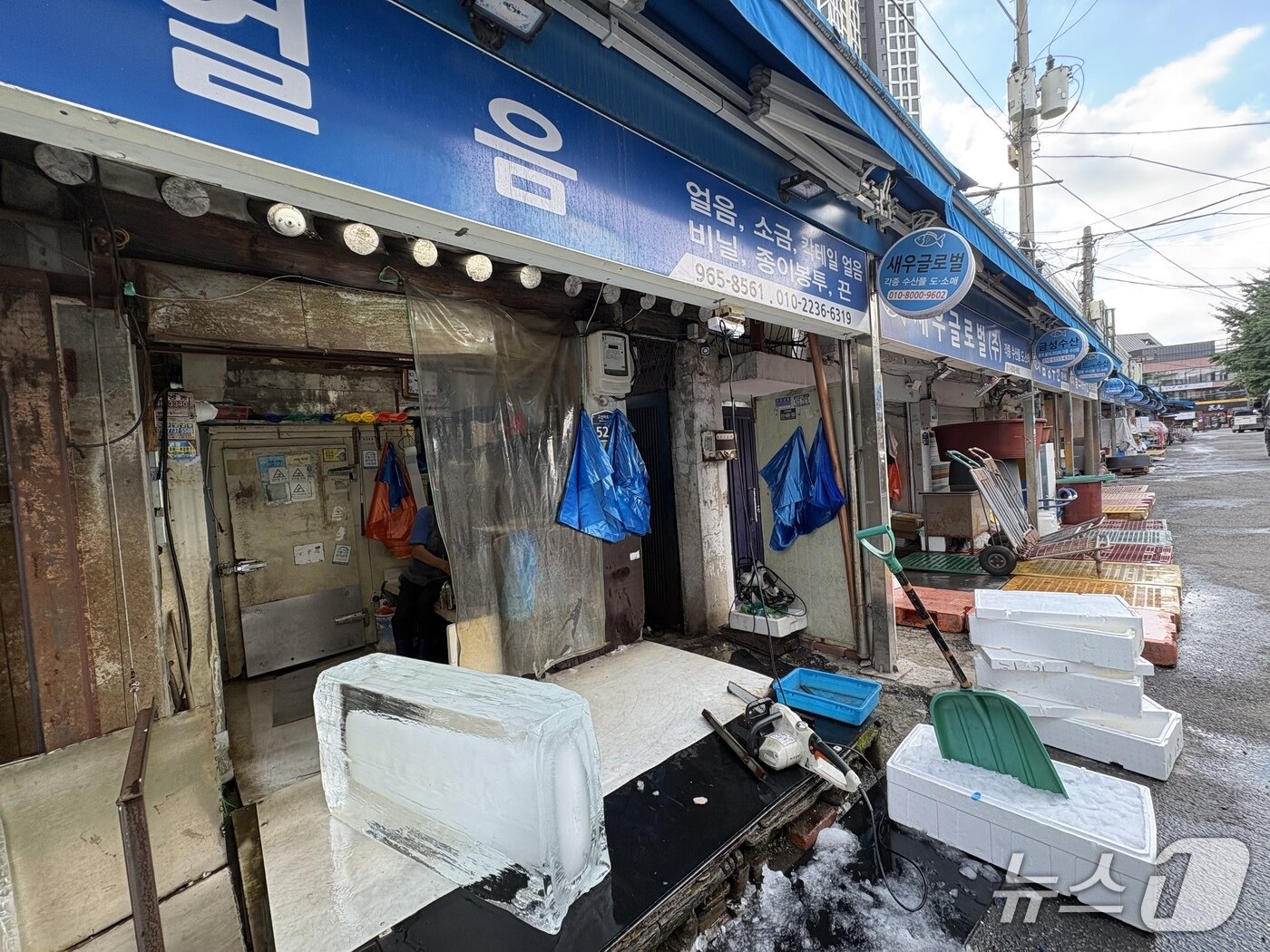 본문 이미지 - 29일 서울 동대문구 청량리수산시장 내 얼음 판매점에 대형 얼음이 놓여 있다. 2026.7.29 ⓒ 뉴스1 소봄이 기자