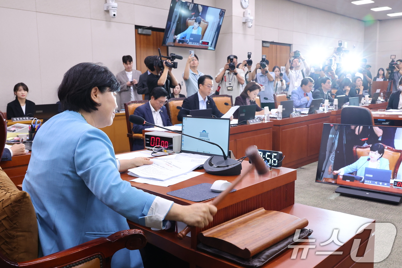 (서울=뉴스1) 신웅수 기자 = 서영교 위원장이 29일 서울 여의도 국회에서 열린 법제사법위원회 전체회의에서 의사봉을 두드리고 있다. 2026.7.29/뉴스1
