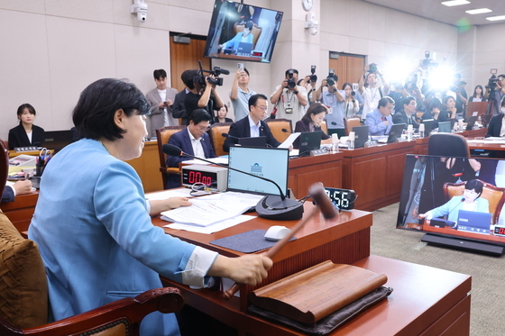 의사봉 두드리는 서영교 법사위원장