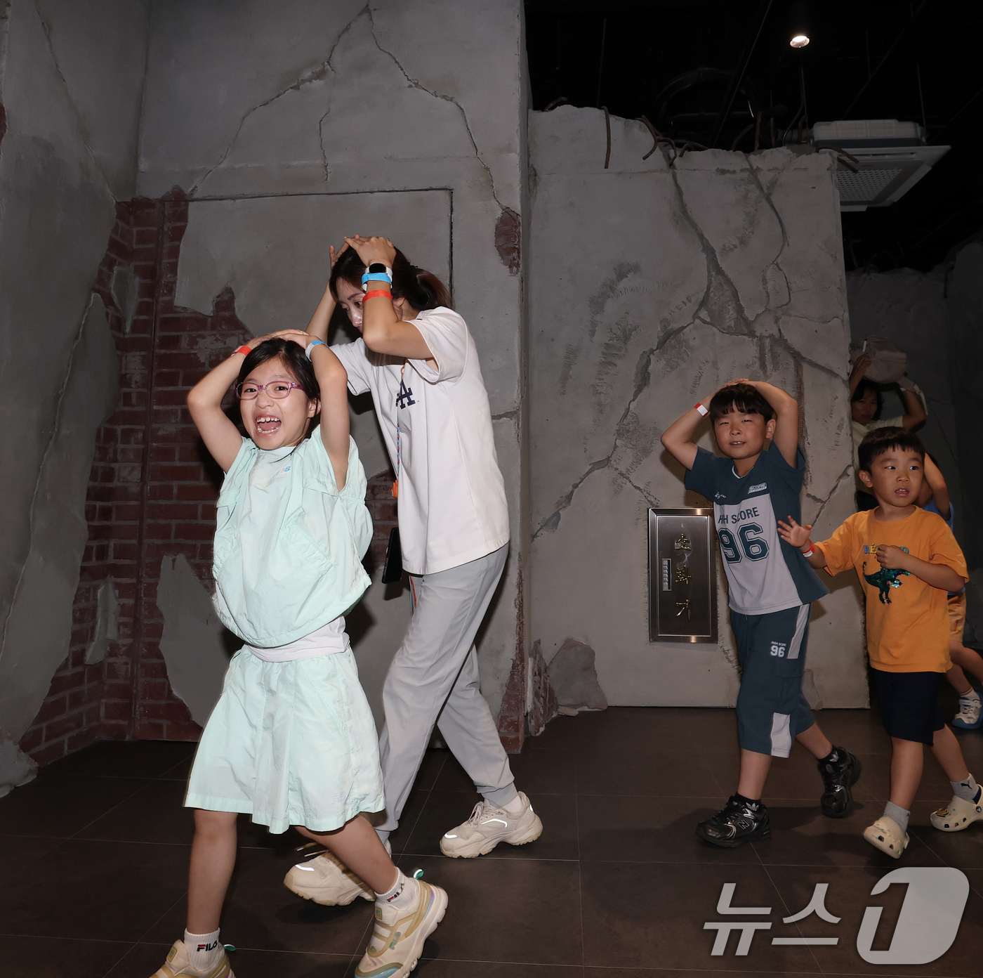 (서울=뉴스1) 오대일 기자 = 일본 구마모토현 강진으로 지진 안전에 대한 관심이 높아지는 가운데 29일 서울 강서구 마곡안전체험관 자연재난안전체험실에서 어린이와 학부모들이 지진 …