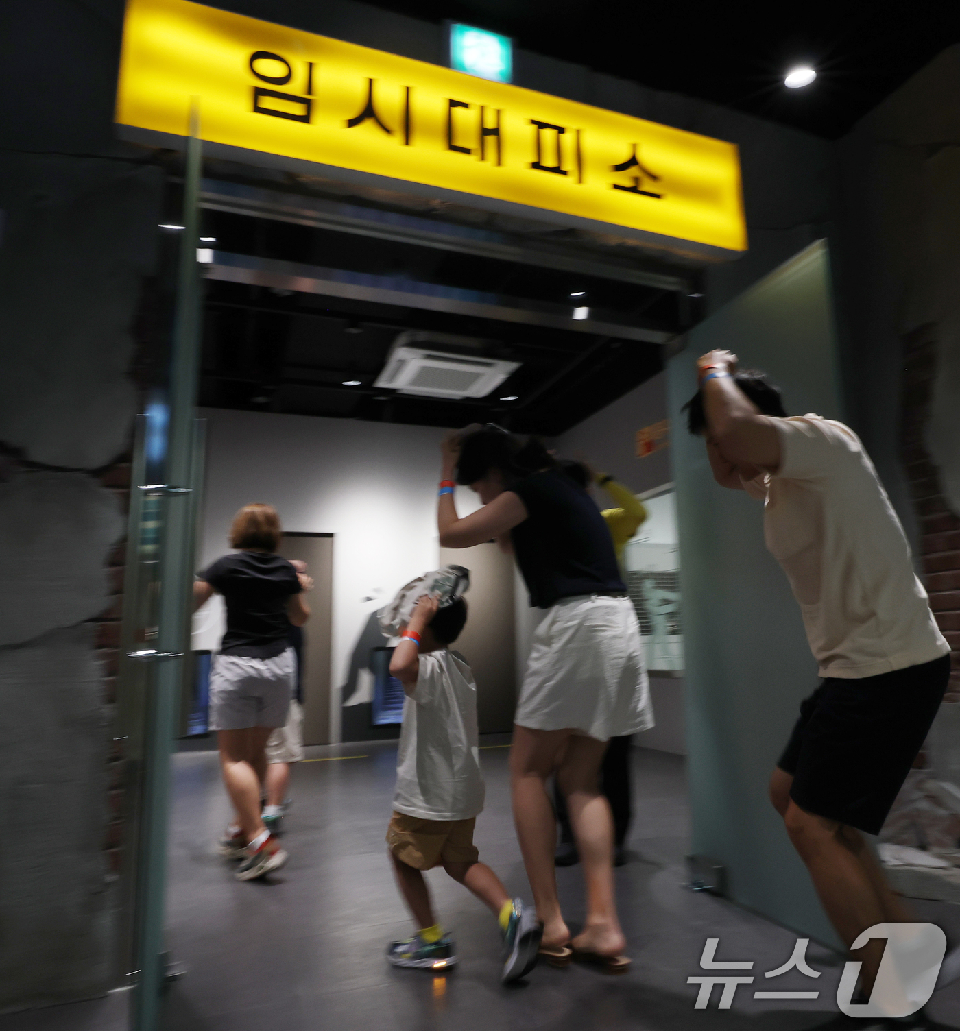 (서울=뉴스1) 오대일 기자 = 일본 구마모토현 강진으로 지진 안전에 대한 관심이 높아지는 가운데 29일 서울 강서구 마곡안전체험관 자연재난안전체험실에서 어린이와 학부모들이 지진 …