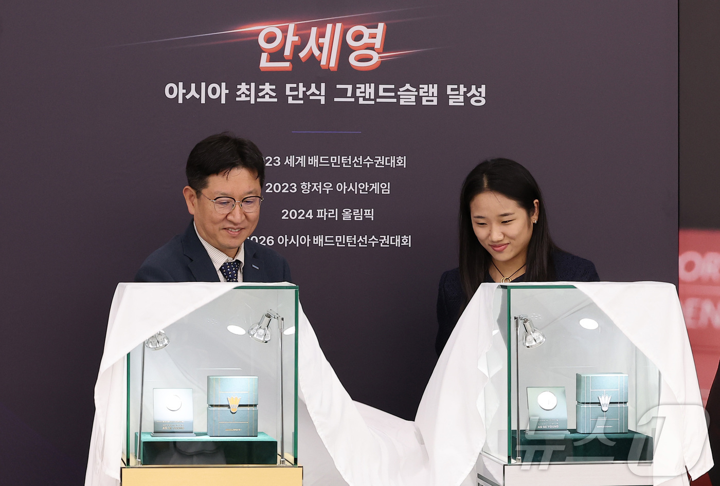 (서울=뉴스1) 김성진 기자 = '배드민턴 여제' 안세영과 성창훈 한국조폐공사 사장이 29일 서울 서초구 요넥스코리아에서 안세영 공식 기념메달을 공개하고 있다. 2026.7.29/ …