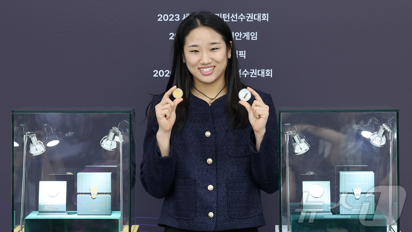 (서울=뉴스1) 김성진 기자 = '배드민턴 여제' 안세영이 29일 서울 서초구 요넥스코리아에서 열린 안세영 공식 기념메달 공개식에서 메달을 들고 기념촬영을 하고 있다.  2026. …